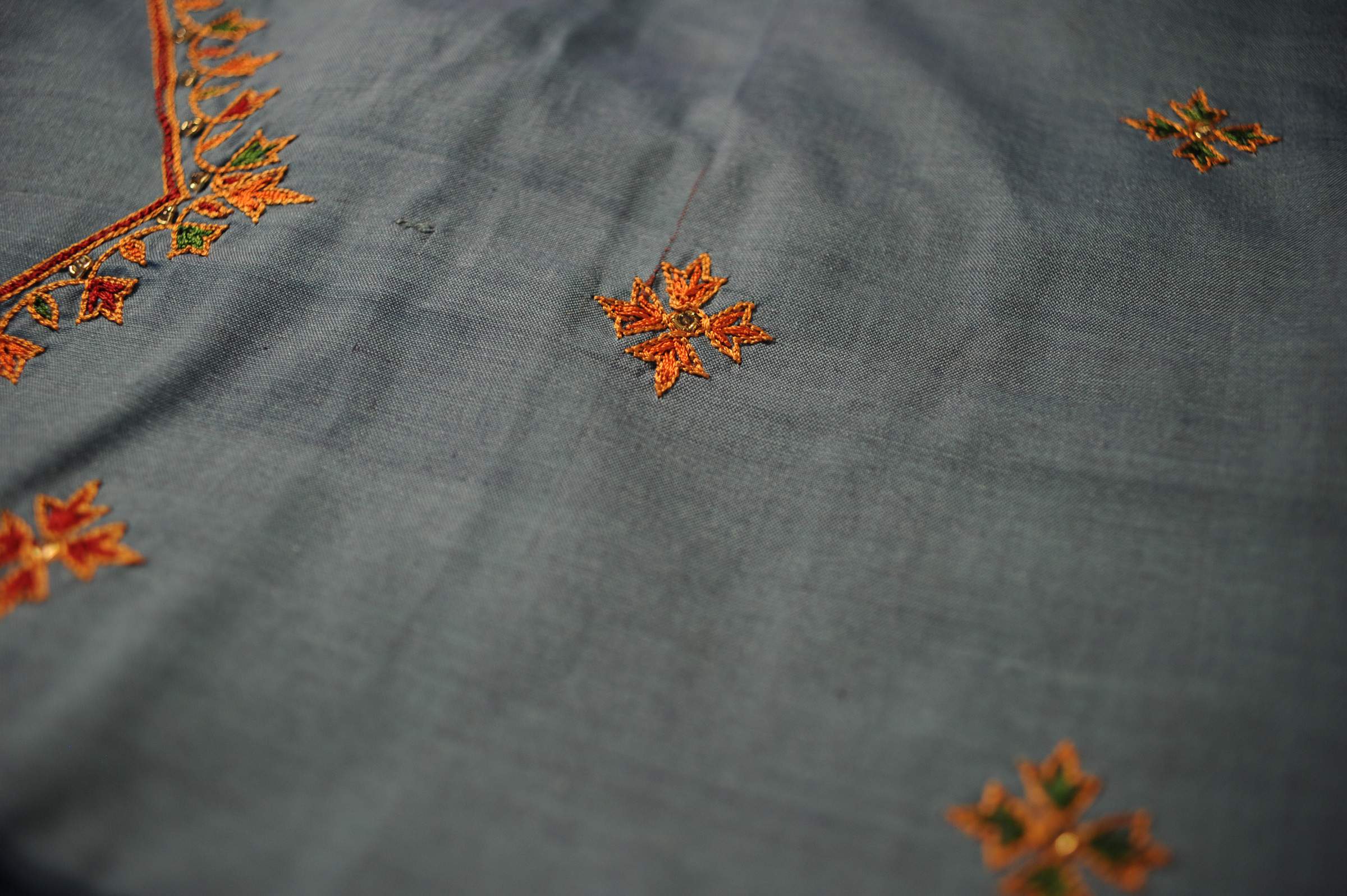 Aufnahme von Stoff, der für Bachblüten-Therapie steht.