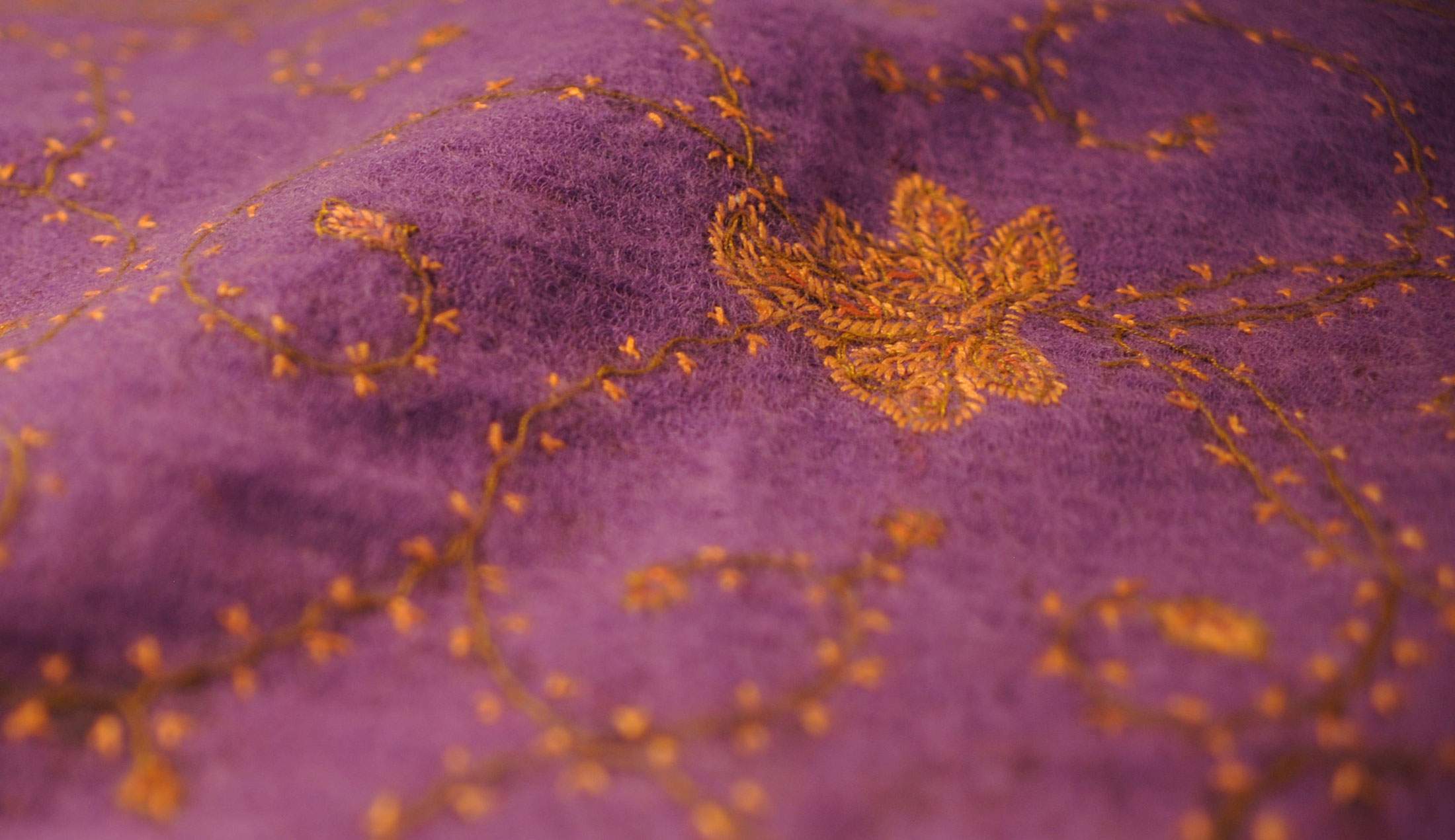 Nahaufnahme eines Stoffes, der die Ayurveda, die 5000 Jahre alte ganzheitliche indische Heilkunde für Körper und Geist, symbolisiert.