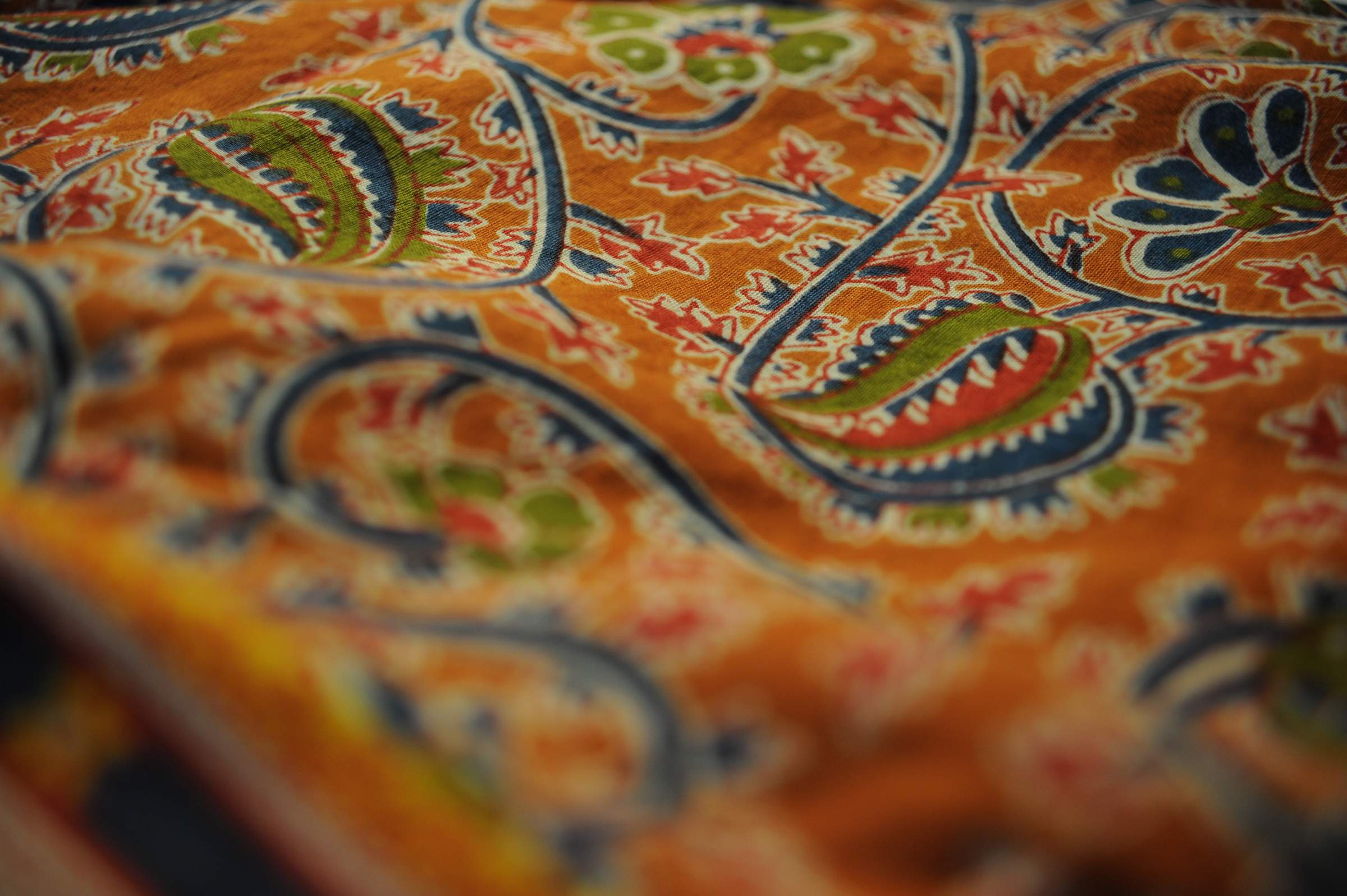 Nahansicht eines Stoffes, der auf Ayurveda in Zürich hinweist.